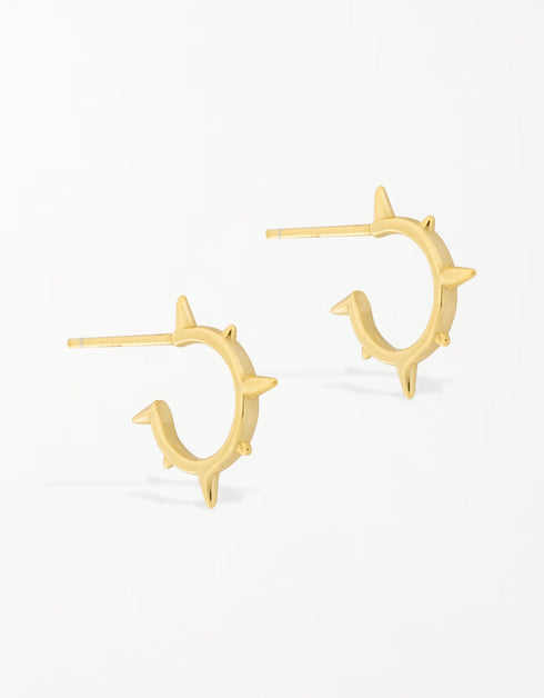 Golden Edge Spike 圈形耳环:大胆的时尚宣言