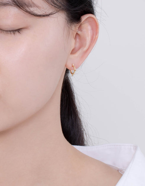 Golden Edge Spike 圈形耳环:大胆的时尚宣言