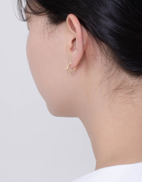 Golden Edge Spike 圈形耳环:大胆的时尚宣言