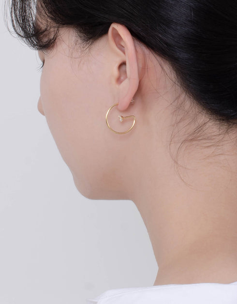 Golden Allure: G Şekilli Işıltılı Halka Küpeler