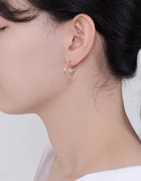 Golden Allure: G Şekilli Işıltılı Halka Küpeler