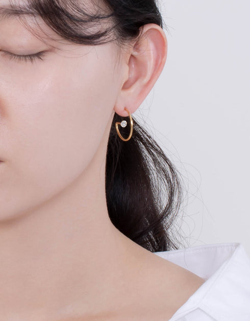 Golden Allure: G Şekilli Işıltılı Halka Küpeler