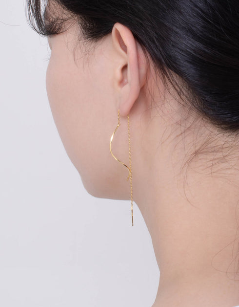 Altın Zarafet: 18K Altın Kaplama Gümüş Geçirici Küpe