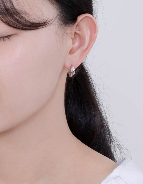 Üçlü Lokum: Zarif Menteşeli Halka Küpeler