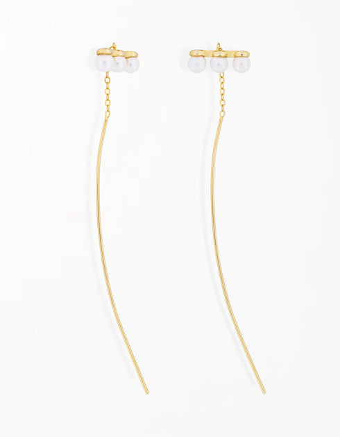 优雅的珍珠吊式耳环:极简主义魅力的交响曲