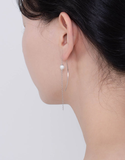 Zarif Gümüş İnci Damla Küpeler: Zamansız Zarafetin Dokunuşu