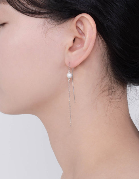 Zarif Gümüş İnci Damla Küpeler: Zamansız Zarafetin Dokunuşu