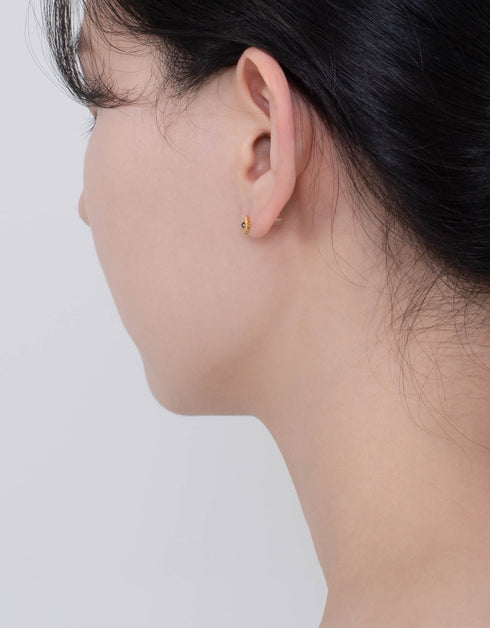 Beytüllahim Yıldızı: Muhteşem Mavi Kübik Zirkonlu Gümüş Saplama Küpe