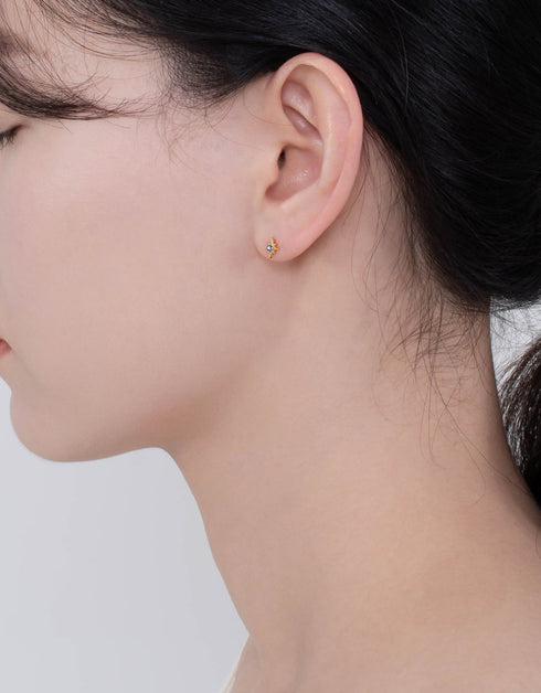 Beytüllahim Yıldızı: Muhteşem Mavi Kübik Zirkonlu Gümüş Saplama Küpe