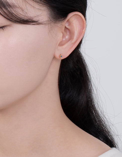 Beytüllahim Yıldızı: Muhteşem Mavi Kübik Zirkonlu Gümüş Saplama Küpe