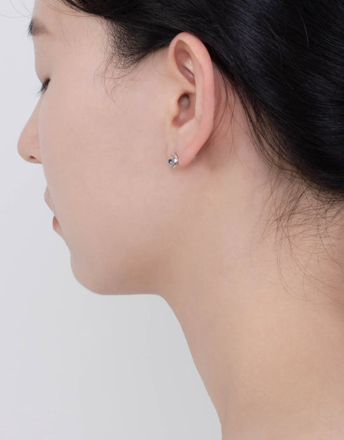 Yıldızlı Gece Kucaklaması: Hilal Ay ve Mavi Yıldız Gümüş Küpe