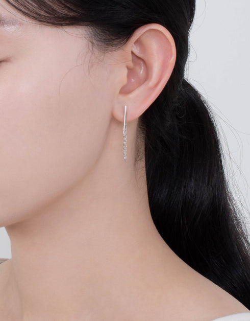 Temel Zarafet: Minimal Gümüş Zincir Damla Küpeler