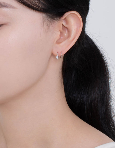 Göz Kamaştıran Zarafet: Armut Kesim Kübik Zirkonlu Gümüş Halkalar