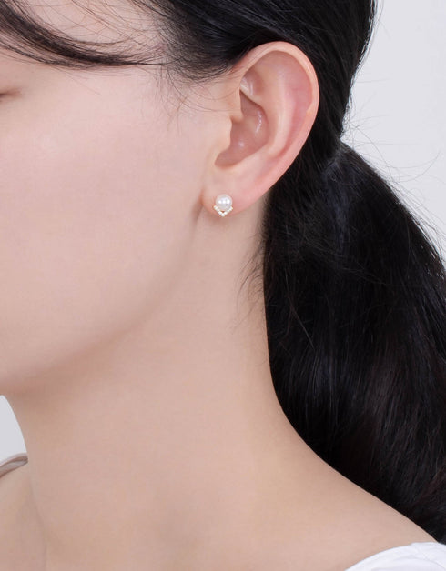 珍珠光泽优雅:18K 镀金纯银 V 形耳钉