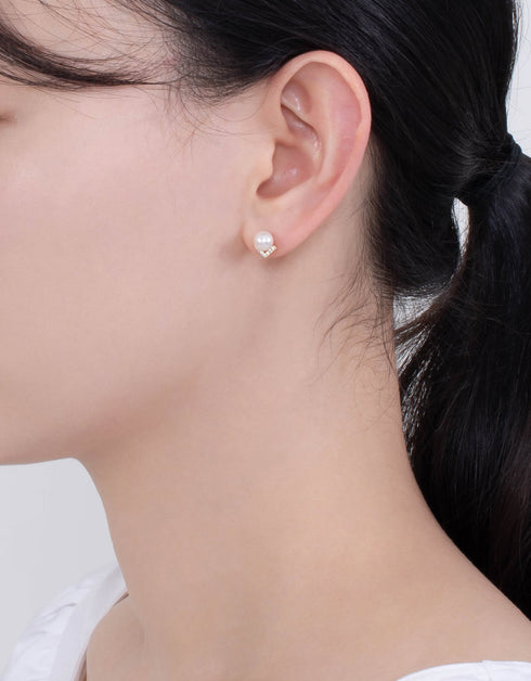 珍珠光泽优雅:18K 镀金纯银 V 形耳钉