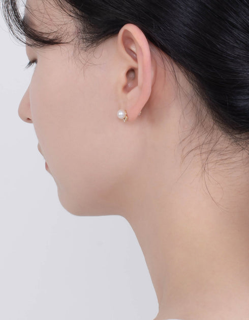 珍珠光泽优雅:18K 镀金纯银 V 形耳钉