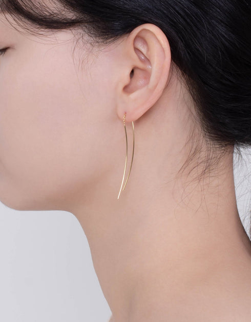 Zarif Öz: Çift Kavisli Çubuklu Som Gümüş Geçirici Küpeler