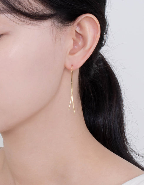 Zarif Öz: Çift Kavisli Çubuklu Som Gümüş Geçirici Küpeler