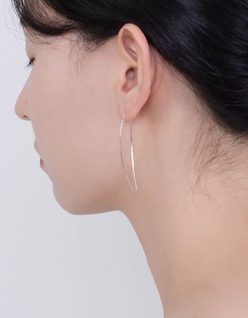 Zarif Öz: Çift Kavisli Çubuklu Som Gümüş Geçirici Küpeler