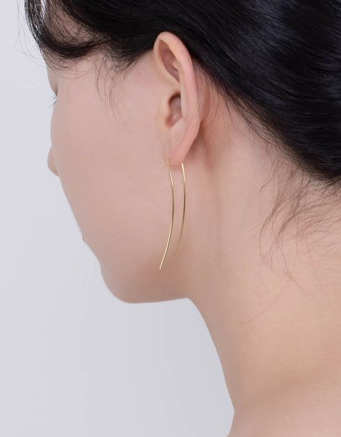 Zarif Öz: Çift Kavisli Çubuklu Som Gümüş Geçirici Küpeler