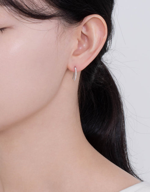 Işıltılı Zarafet: Kavisli Çubuklar Zirkon Kaplamalı Gümüş Kanca Küpe