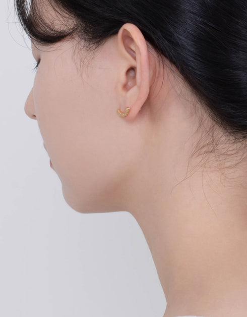 Zirkon Taşlı Gümüş Kavisli Çubuk Saplama Küpe