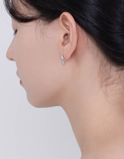 Rönesans Parlaklığı: Som Gümüş Baklava Kesimli Zirkonya Çiviler