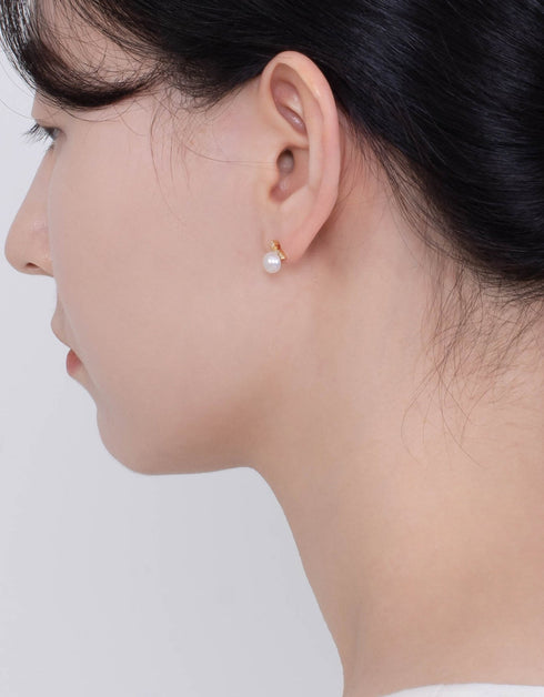 Luxurious Sterling Silver Crown & Freshwater Pearl Studs