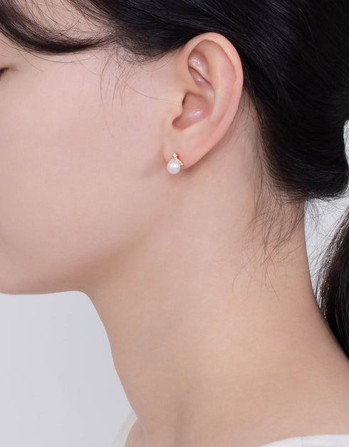 Luxurious Sterling Silver Crown & Freshwater Pearl Studs