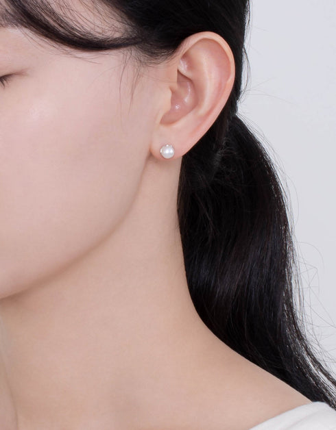 光泽淡水珍珠环抱耳钉