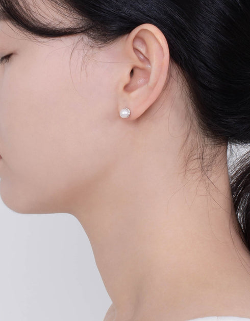 光泽淡水珍珠环抱耳钉