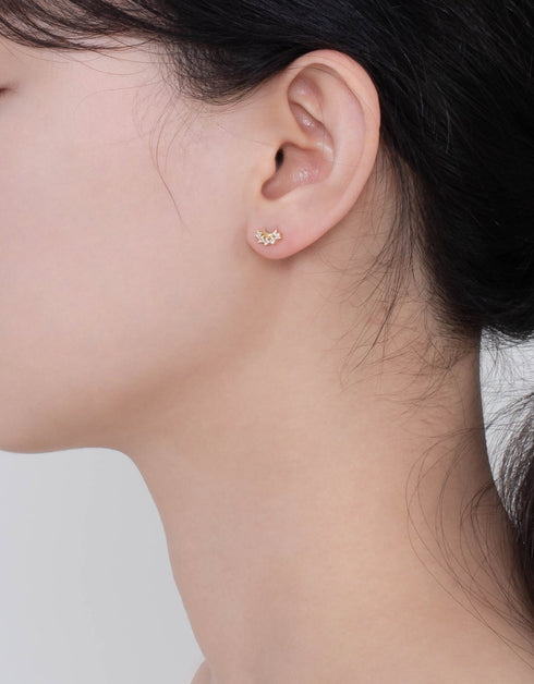 月亮光泽:纯银新月耳钉