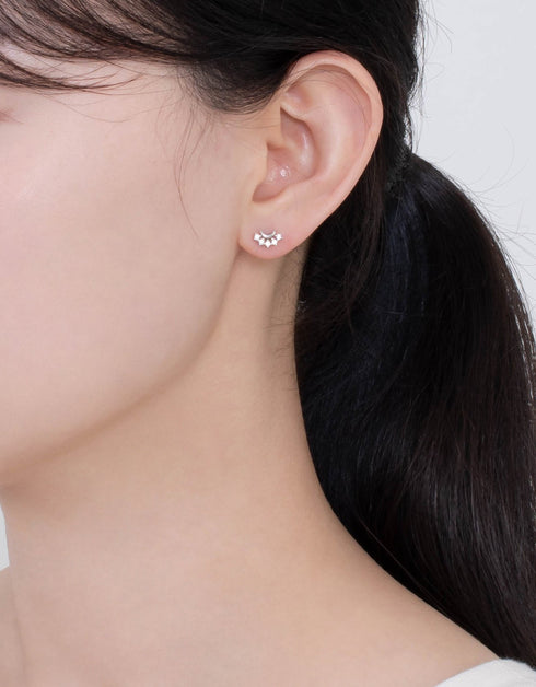 月亮光泽:纯银新月耳钉