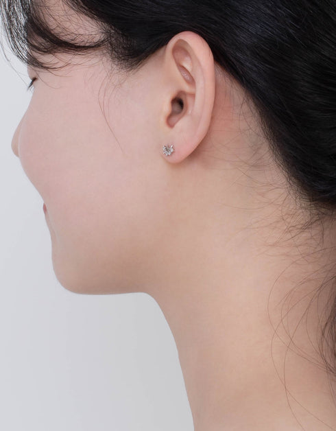 月亮光泽:纯银新月耳钉