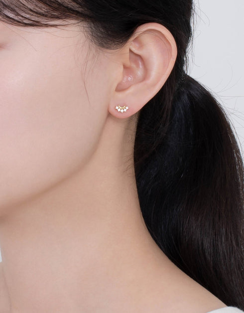 月亮光泽:纯银新月耳钉