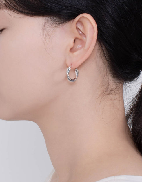 Zarafetin Yeniden Tasarlanması: Gümüş İç içe Halka Küpeler