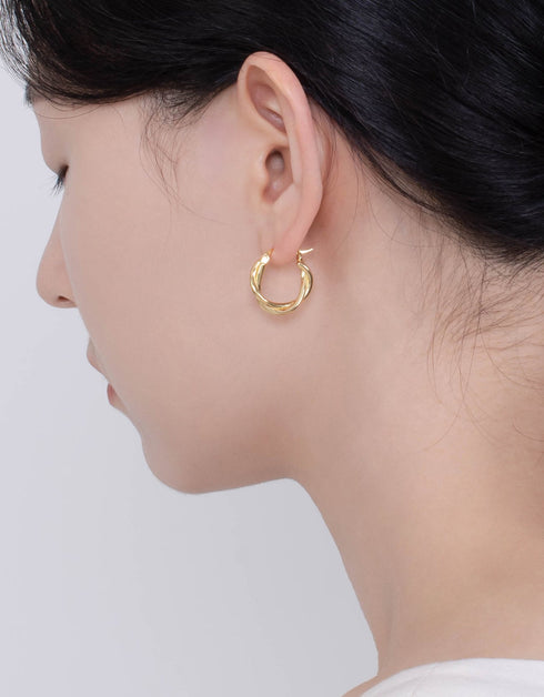 Zarafetin Yeniden Tasarlanması: Gümüş İç içe Halka Küpeler