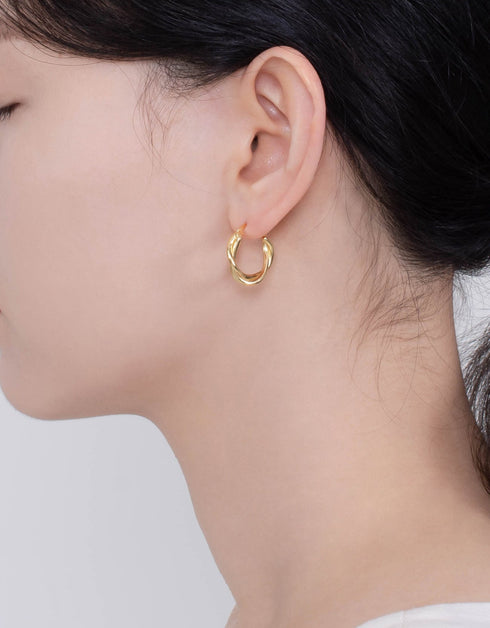 Zarafetin Yeniden Tasarlanması: Gümüş İç içe Halka Küpeler