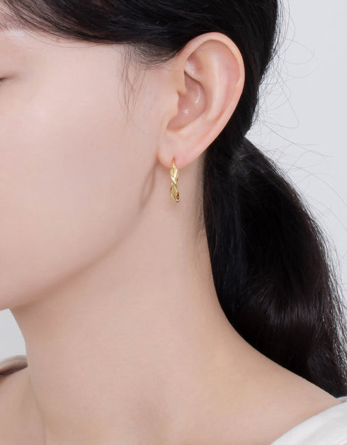 Zarafetin Yeniden Tasarlanması: Gümüş İç içe Halka Küpeler