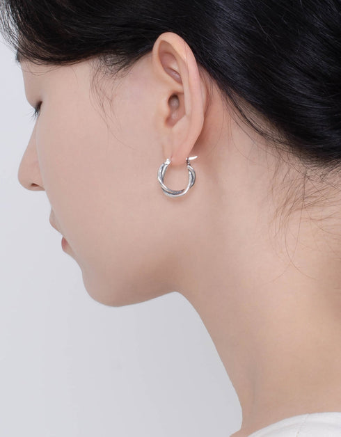 Zarafetin Yeniden Tasarlanması: Gümüş İç içe Halka Küpeler