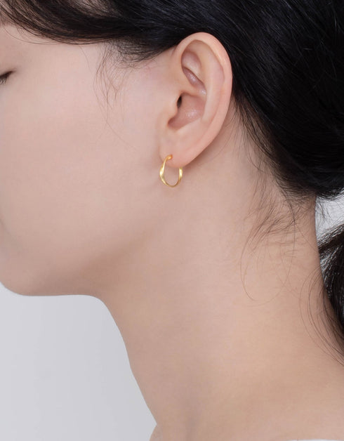 Altın Serenity C-Halka Küpeler: Okyanustan Esinlenen Zarafet