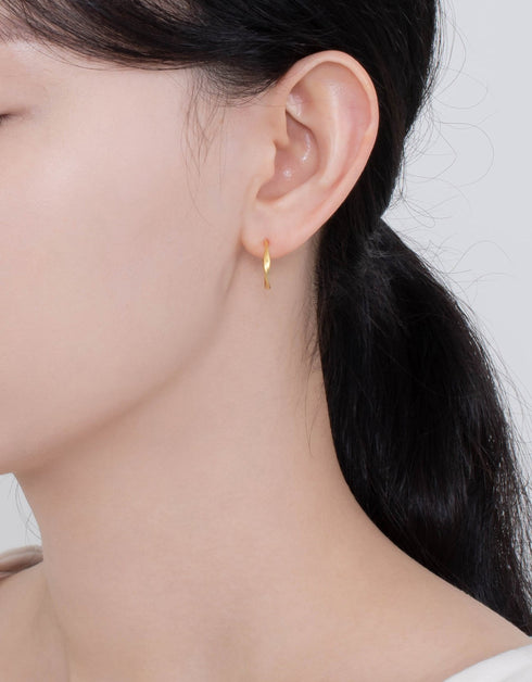 Altın Serenity C-Halka Küpeler: Okyanustan Esinlenen Zarafet