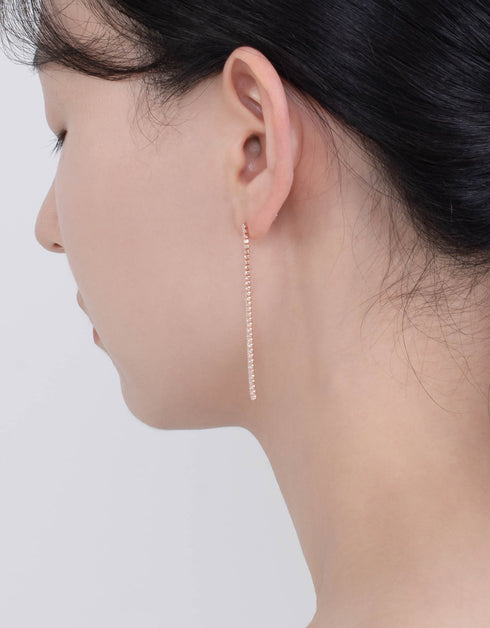 Zarif Işıltı: Gümüş Çağlayan Damla Küpe