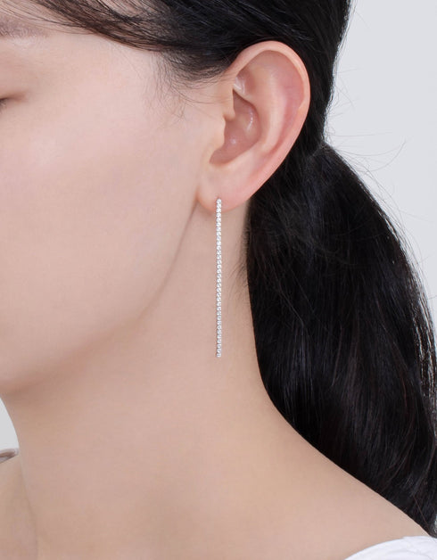 Zarif Işıltı: Gümüş Çağlayan Damla Küpe