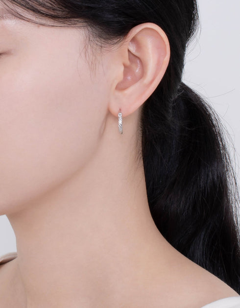 Twisted Elegance Çift Tonlu Menteşeli Halka Küpe