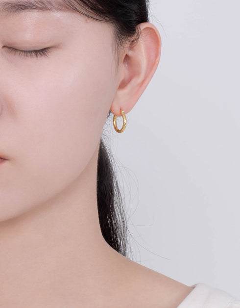 Twisted Elegance Çift Tonlu Menteşeli Halka Küpe