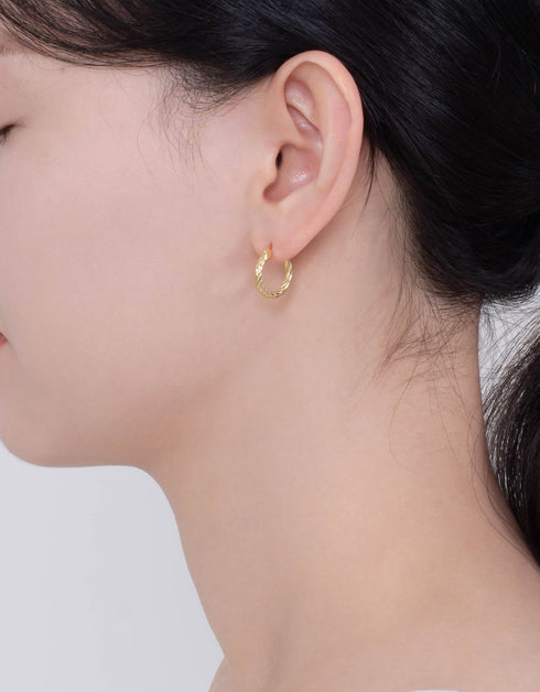 Twisted Elegance Çift Tonlu Menteşeli Halka Küpe