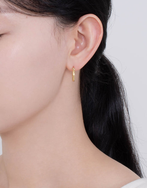 Twisted Elegance Çift Tonlu Menteşeli Halka Küpe