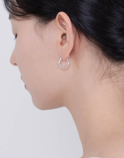 Twisted Elegance Çift Tonlu Menteşeli Halka Küpe