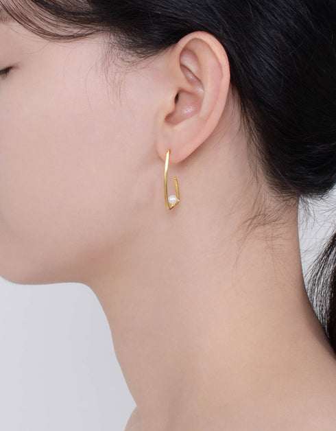 Parlak İnci Zarafeti: Sterling Halka Küpeler